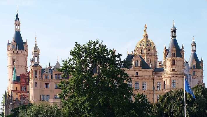 구름 유럽 호수 여행 건축양식 자연 하늘 주택 독일 사람없음 건물 물 여름 파란색 반사 교회 탑 궁전 낭만 도시 역사 재산 국회 랜드마크 르네상스 명승지 수도권 옛날 4K MOV 해외동영상 클립영상 자연요소 건축물 계절 건축 나라 컬러 컨셉 고건축 종교건축 풍경 금융 생태계 지역 동영상 파일형식