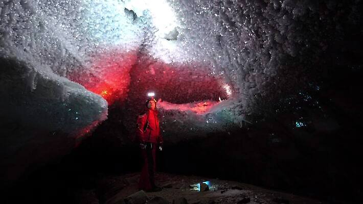 컬러 여행 백그라운드 겨울 자연 조명 산 아이슬란드 그림자 한명 사람 풍경 빨간색 파란색 빛 냉동 얼음 어둠 추위 광선 바위 등불 투명 터널 동굴 신비 크리스탈 북극 빙하 서리 빙산 지하 카자흐스탄 4K 알마티 MP4 해외동영상 클립영상 자연요소 1 계절 유럽 아시아 길 컨셉 돌_바위 광석 극지방 생태계 동영상 파일형식
