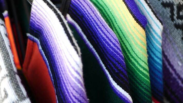 전통 상징 패턴 멕시코 경사 사람없음 장식 컬러풀 축제 미국 줄무늬 직물 팔레트 원주민 닫기 담요 라틴아메리카 천 심볼 질감 히스패닉 마야 짜임 솜브레로 양모 페루 핸드메이드 스타일 많음 4K MP4 해외동영상 클립영상 모자_잡화 컬러 컨셉 북아메리카 무늬 모션 아메리카 남아메리카 아프리카인 전통의상 마야문명 동영상 파일형식