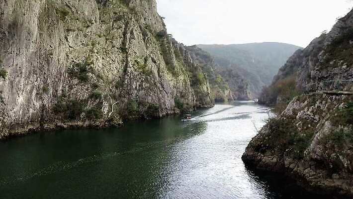 공원 유럽 호수 여행 자연 휴가 산 사람없음 야외 초록색 물 강 반사 여행객 골짜기 기쁨 탐험 보트 동굴 정상 내추럴 공화국 깊이 마케도니아 발칸반도 인공 전국 4K MP4 해외동영상 클립영상 자연요소 공공시설 감정 나라 컬러 배_교통 사람 생태계 동영상 파일형식 남유럽