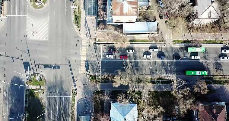 나무 도로 길 선 여행 백그라운드 비즈니스 건축양식 교통시설 자동차 거리 주택 안테나 그림자 사람없음 건물 도시풍경 운전 도시 고속도로 보행자 횡단보도 도심 정상 교차로 바쁨 항공촬영 건너기 드론 방법 조감도 카자흐스탄 통근 4K 알마티 MP4 해외동영상 클립영상 식물 건축물 건축 아시아 육상교통 뷰포인트 교통 통신 모션 풍경 보행로 시설 출근 동영상 파일형식