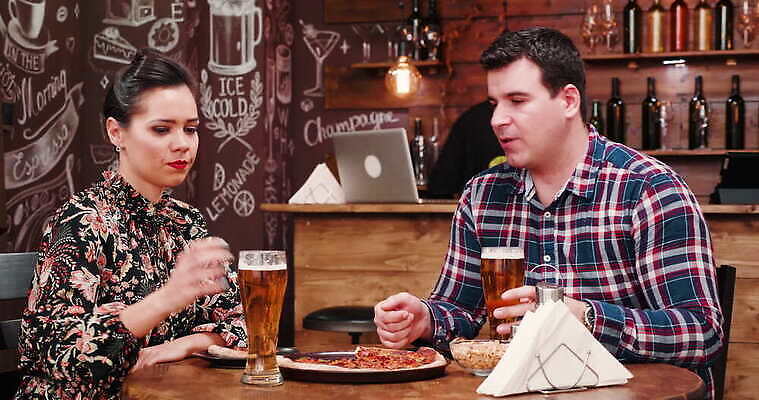 백인 라이프스타일 커플 행복 음료 음식 유리 탁자 휴가 맥주 피자 함께함 실내 대화 미소 웃음 사람 내부 친구 파티 식당 모임 축하 알코올 칵테일 바 그룹 야간 저녁 계산대 주말 채팅 유흥 4K MOV 해외동영상 클립영상 자연요소 서양인 감정 가구 컨셉 관계 재질 주류 패스트푸드 서양음식 표정 말하기 이벤트 생활 상점 동영상 파일형식