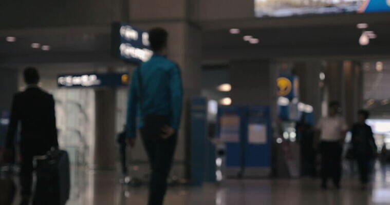 여행 실내 사람 사람없음 여행가방 산책 짐 공항 소프트포커스 파일럿 승무원 승객 수하물 인원 터미널 4K MOV 해외동영상 클립영상 직업 가방 교통시설 휴식 촬영기법 내부 동영상 파일형식