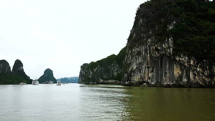 아시아 바다 섬 여행 자연 휴가 휴식 산 주택 동양인 풍경 사람없음 초록색 물 컬러풀 전원 만 보트 재산 크루즈 베트남 랜드마크 석회암 이국적 MOV 해외동영상 클립영상 자연요소 나라 컬러 컨셉 배_교통 인종 건물 금융 동남아시아 암석 전기에너지 생태계 동영상 파일형식