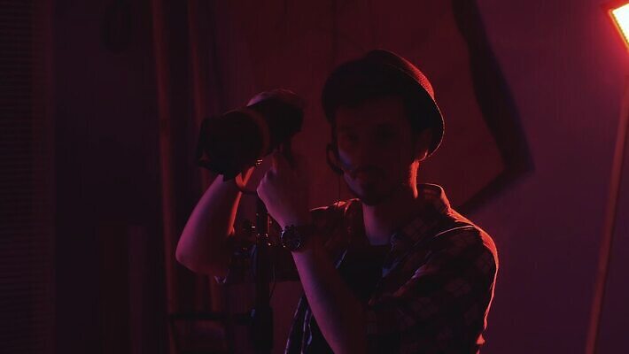 남자 백그라운드 실내 한명 미소 풍경 장식 빨간색 빛 카메라 장비 램프 연기 번개 발사 승무원 필름 동영상 반사경 4K MOV 해외동영상 슬로모션 클립영상 직업 1 컬러 날씨 조명 촬영기법 표정 사람 내부 전자제품 파일형식