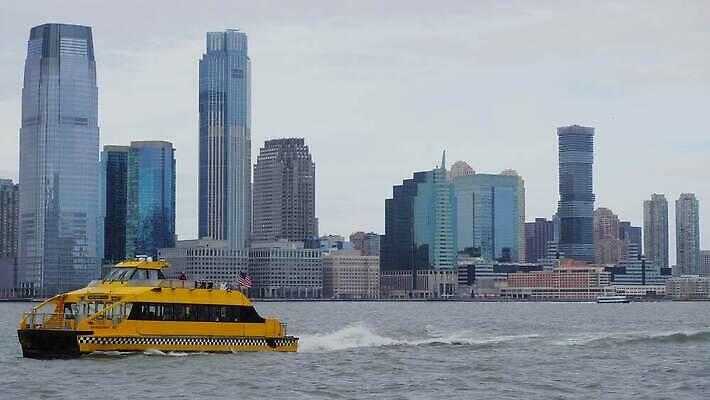 건축양식 교통시설 새로움 항해 사람없음 물 강 도시풍경 고층빌딩 미국 도시 도심 크루즈 뉴욕 수로 대도시 스카이라인 맨해튼 저지 허드슨강 4K MOV 해외동영상 클립영상 자연요소 건축 교통 컨셉 북아메리카 배_교통 풍경 빌딩 시설 동영상 파일형식