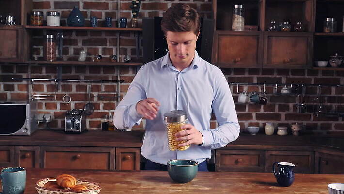 백인 라이프스타일 디자인 남자 행복 조각 아침 아파트 주택 요리 한명 미소 사람 20대 내부 갈색 평화 주방 우유 비즈니스맨 사발 플랫 붓기 아침식사 시리얼 먹기 준비 싱글 내추럴 다락방 총각 혼자 스타일 4K MOV 해외동영상 클립영상 주간 서양인 1 감정 음식 컬러 컨셉 비즈니스 모션 유제품 표정 청년 건물 생활 식사 직장인 사기그릇 동영상 파일형식