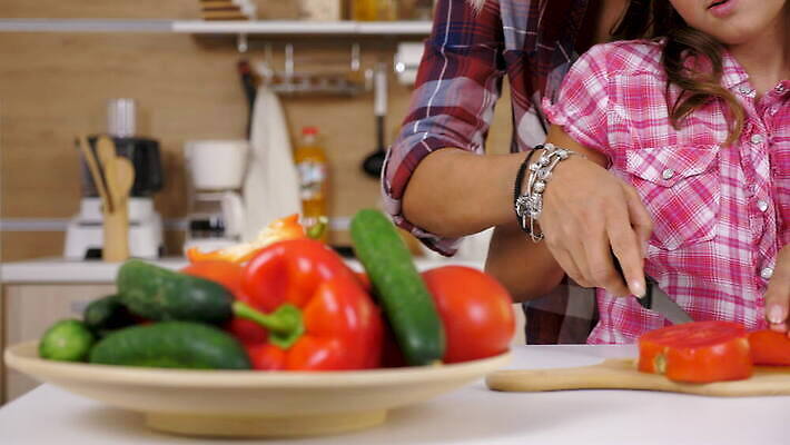 백인 라이프스타일 여자 딸 행복 어린이 음식 토마토 채소 가족 탁자 엄마 오이 주택 함께함 실내 건강 요리 미소 사람 성인 주방 식사 저녁식사 샐러드 육아 신선 칼 달콤 자르기 준비 만들기 점심식사 채식주의자 4K MOV 해외동영상 클립영상 서양인 감정 가구 컨셉 관계 모션 표정 내부 건물 생활 맛 채식 동영상 파일형식