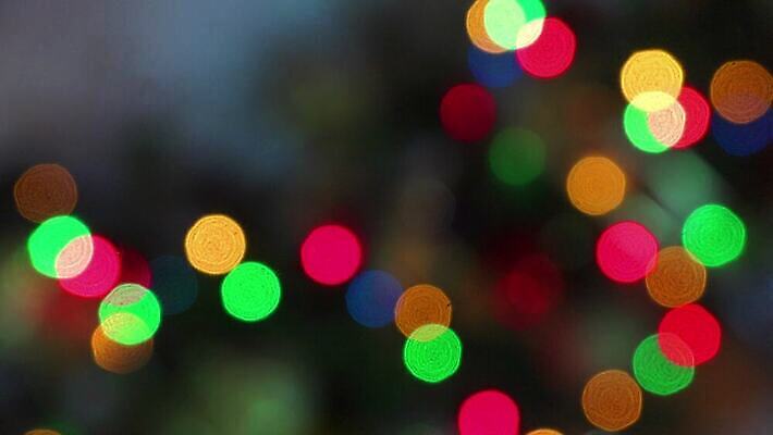 디자인 컬러 백그라운드 크리스마스 겨울 패턴 벽지 추상 휴가 전등 새로움 사람없음 장식 파란색 빛 컬러풀 노란색 검은색 어둠 도시 점 원형 야간 소프트포커스 연도 보케 마법 빛망울 광 블러 유흥 효과 4K MP4 해외동영상 클립영상 자연요소 도형 계절 기념일 컨셉 무늬 조명 촬영기법 동영상 파일형식