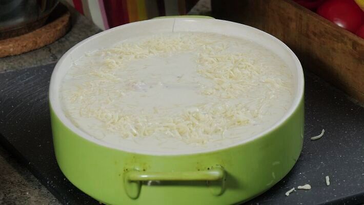 접시 음식 다이어트 채소 치즈 건강 육류 요리 사람없음 식사 저녁식사 굽기 크림 햄 날것 레시피 칼로리 점심식사 그라탱 쉬운 맛있는 4K MP4 해외동영상 클립영상 식기 식재료 유제품 서양음식 구이 동영상 파일형식