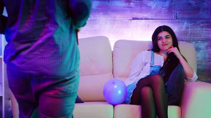 학생 여자 남자 음료 음악 휴가 전등 주택 함께함 대화 사랑 미소 웃음 사람 사람없음 파티 축제 우정 기쁨 낭만 모임 마시기 축하 알코올 춤 야간 결합 유혹 클럽 흥분 디스코 주말 유흥 사교적 4K MOV 해외동영상 클립영상 자연요소 감정 컨셉 모션 문화예술 조명 표정 말하기 이벤트 건물 친구 동영상 파일형식