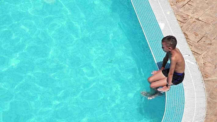 백인 응시 감정 어린이 휴가 휴식 피곤 한명 사람 앉기 소년 물 여름 파란색 태양 맑음 수영 슬픔 표현 좌절 고독 당구 불안 휴양지 문제 배려 우울증 혼자 남용 4K MP4 해외동영상 클립영상 자연요소 서양인 1 시선 계절 남자 컬러 컨셉 모션 날씨 구기 장소 수상스포츠 질병 동영상 파일형식