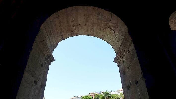 유럽 벽 여행 건축양식 벽돌 사람없음 내부 건물 빨간색 뷰티 경기장 이탈리아 골동품 역사 로마 극장 묘사 폐허 통로 아치 콜로세움 원형경기장 천연기념물 고고학 랜드마크 로마인 옛날 4K MP4 해외동영상 클립영상 건축물 교육 건축 나라 컬러 스포츠시설 인종 동영상 파일형식