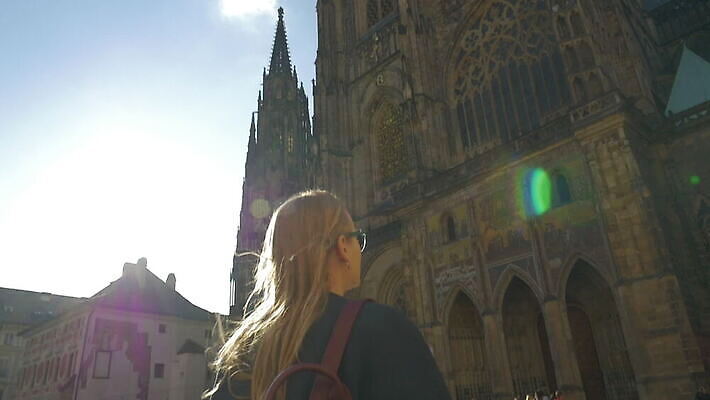 여자 종교 모션 하늘 사람없음 파란색 스마트폰 핸드폰 금발 태양 교회 광선 비엔나 오스트리아 그림 느림 고딕 인기 MOV 해외동영상 슬로모션 클립영상 자연요소 헤어스타일 유럽 컬러 종교건축 촬영기법 사람 건물 전자제품 스마트기기 동영상 파일형식