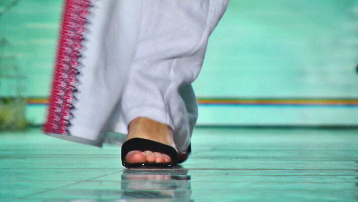 모델 디자인 드레스 옷 신발 신체 미술 사람 사람없음 뷰티 섹시 유행 축제 무대 화려 군중 디자이너 천 수집 쇼 단상 단계 지휘대 스타일 MOV 해외동영상 클립영상 직업 컨셉 문화예술 직물 동영상 파일형식