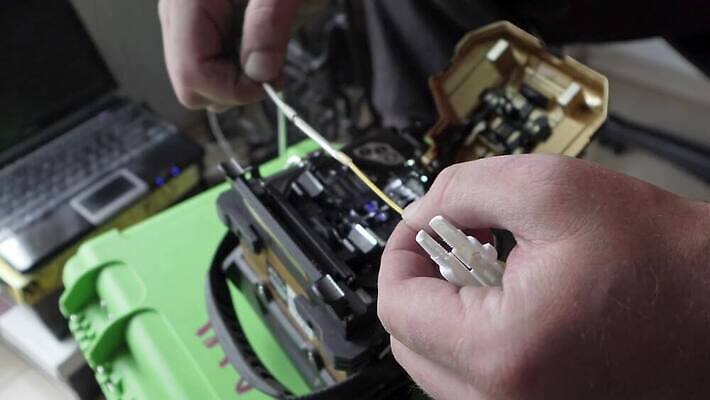 컬러 인터넷 비즈니스 통신 부분 유리 기술 사람없음 빛 컴퓨터 글로벌 디지털 자료 기계 장비 정보 기구 그물 네트워크 플러그 코드 전기에너지 연결 접속 오브젝트 속도 싱글 퓨전 철사 승객 섬유 획득 공학 광학 검안사 4K MP4 해외동영상 클립영상 직업 교육 재질 전자제품 에너지 직물 동영상 파일형식 안경사