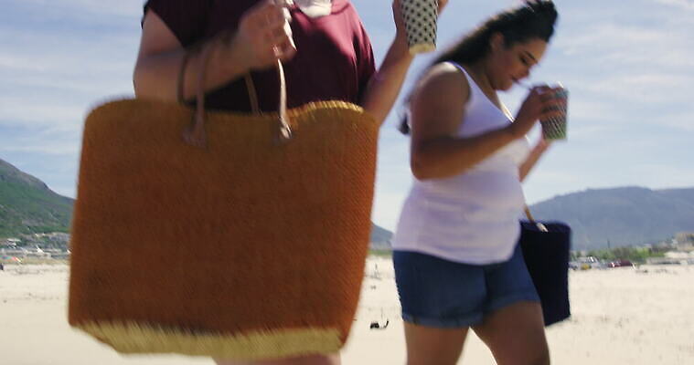 백인 긴머리 여자 음료 모래 여행 관계 맨발 아프리카 하늘 갈색머리 미소 웃음 성인 야외 두명 컵 30대 빛 햇빛 걷기 우정 잡기 남아프리카 벌거벗은 케이프타운 혼혈 4K 틸트업 MOV 해외동영상 클립영상 서양인 헤어스타일 식기 나라 모션 발 촬영기법 표정 사람 장년 친구 태양 다문화 동영상 남아프리카공화국 파일형식