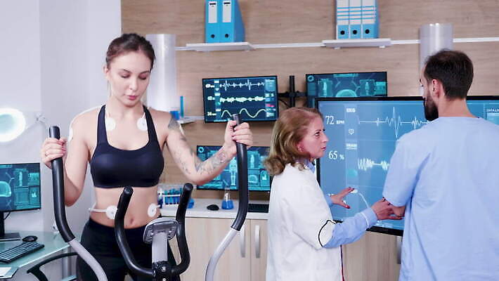 직업 과학 건강 병원 운동복 컴퓨터 운동 약 건강관리 스크린 모니터 장비 에너지 체험 센터 실험실 연습 측정 시설 하이테크 격려 달리기선수 4K MOV 해외동영상 클립영상 옷 감정 컨셉 의학 모션 기술 실험 관리 전자제품 육상선수 동영상 파일형식