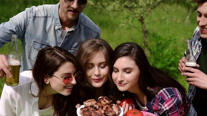 백인 라이프스타일 공원 여자 남자 행복 음식 백그라운드 모션 자연 휴가 함께함 육류 요리 사람 여러명 성인 야외 친구 소풍 파티 식사 그룹 맛 그릴 바비큐 먹기 냄새 주말 점심식사 맛있는 4K MOV 해외동영상 클립영상 서양인 공공시설 감정 다수 컨셉 식재료 관계 주방용품 이벤트 생활 야외활동 생태계 동영상 파일형식