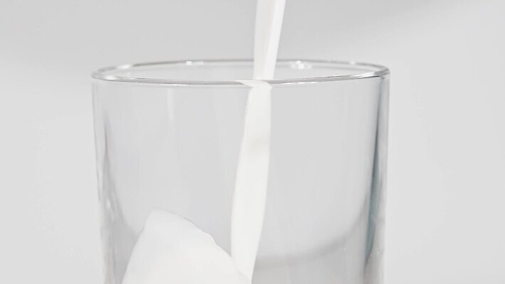 1 음료 음식 백그라운드 모션 유리 건강 사람없음 옆모습 우유 마시기 흰색 신선 액체 붓기 닫기 떨어짐 먹기 각도 느림 내추럴 MOV 해외동영상 클립영상 뷰포인트 컬러 컨셉 재질 유제품 동영상 파일형식