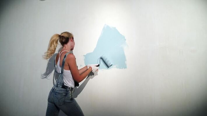 직업 산업 벽 유니폼 가사 노동자 아파트 주택 손잡이 한명 사람 장식 파란색 인테리어 섹시 페인트 방 장비 흰색 기구 공구 잡기 붓 업무 플랫 수리 땅 서비스 그림 롤 롤러 페인트붓 화가 건축업자 복원 업그레이드 4K MOV 해외동영상 클립영상 1 디자인 옷 건축 컬러 컨셉 모션 건물 도구 작업 동영상 파일형식