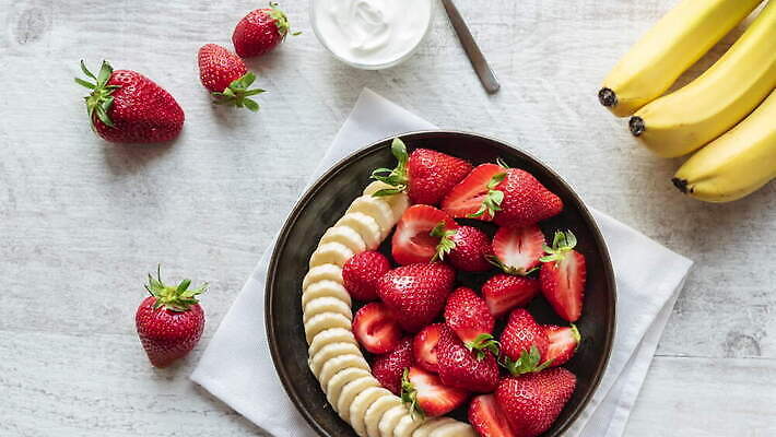 접시 열매 음식 다이어트 과일 딸기 디저트 바나나 건강 사람없음 빨간색 초록색 노란색 흰색 신선 사발 달콤 맛 유기농 날것 내추럴 고립 숙성 맛있는 4K MOV 해외동영상 클립영상 식물 식기 웰빙 컬러 컨셉 사기그릇 동영상 파일형식