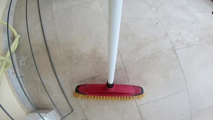 직업 가사 가정 바닥 주택 손잡이 사람없음 일상 목재 갈색 장비 공구 붓 업무 지저분함 빨래 쓰레기 빗자루 청소 타일 묘사 서비스 먼지 청소부 갈퀴 대걸레 쓸기 위생관리 정리함 조작 1인칭시점 파케트 4K MP4 해외동영상 클립영상 나무 시선 컬러 재료 관리 건물 라이프 도구 작업 감각 청소도구 동영상 파일형식