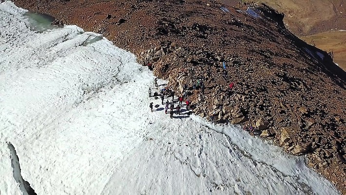 여행 겨울 자연 하늘 휴가 스키 산 안테나 파노라마 사람 사람없음 야외 맑음 얼음 등산 하이킹 자유 정상 빙하 알프스 스키선수 암초 드론 산악가 절정 하이커 눈내림 국경 4K MP4 해외동영상 클립영상 자연요소 계절 유럽 컨셉 통신 레저 날씨 겨울스포츠 운동선수 눈_날씨 촬영기법 트래킹 생태계 동영상 파일형식