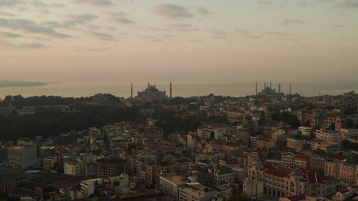 실루엣 아시아 종교 여행 건축양식 이스탄불 사람없음 건물 일출 탑 황혼 일몰 새벽 안개 이슬람교 모스크 라마단 랜드마크 마스지드 4K 타임랩스 MOV 해외동영상 클립영상 자연요소 건축물 건축 나라 날씨 촬영기법 노을 동영상 파일형식 튀르키예