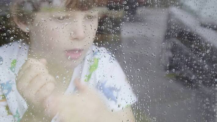 백인 라이프스타일 응시 감정 얼굴 창문 아침 날씨 휴식 주택 아이디어 실내 한명 사람 소년 평화 꿈 슬픔 가을 물방울 관찰 빗방울 나쁜 배려 심각 4K MP4 해외동영상 클립영상 주간 서양인 1 시선 계절 남자 어린이 컨셉 모션 내부 건물 생활 신체부위 비_날씨 동영상 파일형식