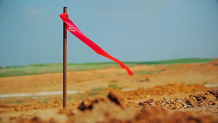 공공시설 산업 리본 도로 모래 포장 표시 바람 거리 집게 안전 사람없음 건물 빨간색 깃발 막대기 고리 재산 땅 발굴 측정 먼지 봉 말뚝 제비 개발 땅바닥 측량사 MOV 해외동영상 클립영상 자연요소 직업 건축물 길 컬러 교통시설 조류 날씨 바닥 금융 시설 동영상 파일형식