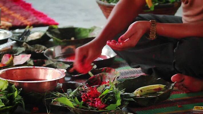 손 남자 아시아 종교 불교 불 사람 동양인 사람없음 컬러풀 기도 시골 사찰 의식 영혼 원주민 연기 가난 성직자 승려 인도인 묘사 명상 복고 예배 향기 네팔 라마 민화 신앙심 힌두교 MOV 해외동영상 클립영상 자연요소 외국인 나라 컬러 컨셉 종교건축 인종 신체부위 아프리카인 그림 냄새 동영상 파일형식