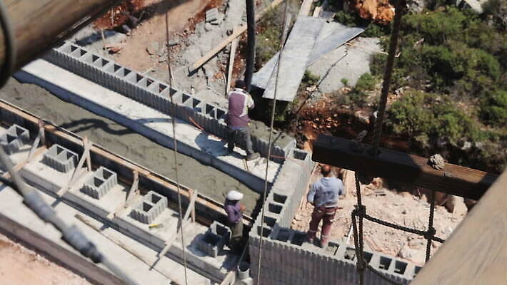 직업 공공시설 남자 산업 건축양식 표면 노동자 주택 사람 성인 사람없음 하이앵글 회색 젖음 기구 기둥 업무 액체 붓기 소프트포커스 땅 시멘트 먼지 계약자 땅바닥 석공 이스라엘 지원 콘크리트 MOV 해외동영상 클립영상 건축 뷰포인트 컬러 모션 바닥 촬영기법 건물 작업 계약 시설 동영상 서아시아 파일형식
