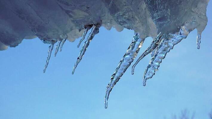 계절 백그라운드 크리스마스 겨울 자연 지붕 날씨 매달리기 사람없음 야외 물 파란색 빛 냉동 얼음 봄 추위 흰색 투명 크리스탈 서리 날카로움 고드름 고립 냉동고 눈내림 4K HD MP4 해외동영상 클립영상 자연요소 기념일 컬러 모션 눈_날씨 광석 생태계 동영상 파일형식