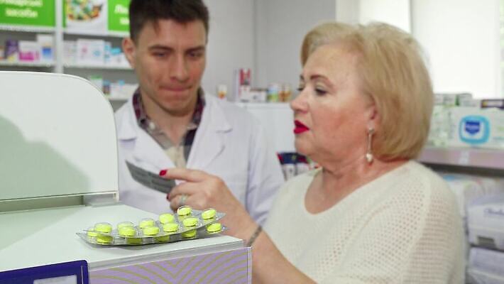 직업 노년 통신 건강 두명 치료 알약 약 판매 상점 고통 환자 도움 구매 질병 은퇴 약국 고객 서비스 처방 비타민 소매 보험 조제 보충 약사 헬프 4K MOV 해외동영상 클립영상 감정 컨셉 의학 사람 성인 쇼핑 만들기 동영상 영양소 파일형식