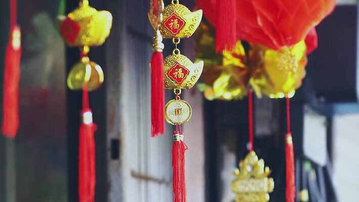 전통 행복 종이 전통문화 문화 여행 태국 휴가 거리 매달리기 동양인 이벤트 사람없음 장식 빨간색 빛 축제 중국 등불 축하 행운 그룹 황금 닫기 상하이 대만 베트남 베이징 홍콩 말레이시아 싱가폴 차이나타운 춘절 4K MOV 해외동영상 클립영상 명절 감정 아시아 컬러 컨셉 모션 조명 인종 관광지 동남아시아 중국전통 동영상 파일형식