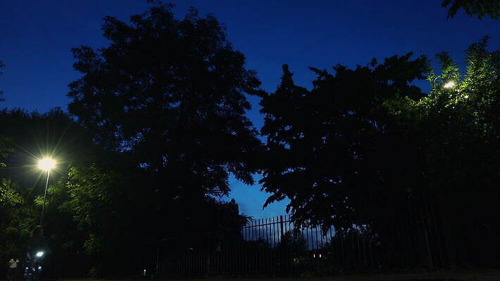 나무 백인 라이프스타일 여자 실루엣 도로 교통수단 가로등 교통시설 청소년 영국 잉글랜드 거리 20대 야외 두명 캐주얼 울타리 자전거 경계선 야간 런던 형광등 사이클링 빛망울 광 성인여자만 4K 락다운 MOV 해외동영상 클립영상 자연요소 서양인 식물 옷 공공시설 유럽 길 선 교통 전등 촬영기법 사람 청년 생활 빛 담장 바이크 육상스포츠 경계 시설 동영상 여자만 성인만 파일형식