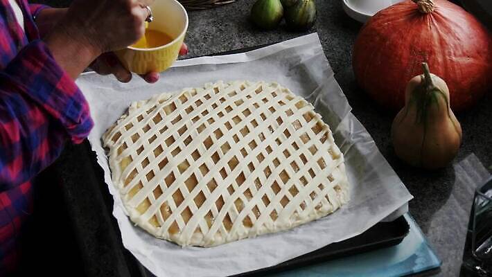 접시 음식 과일 디저트 주택 건강 요리 사람없음 케이크 주방 빵집 껍질 신선 달콤 사과 굽기 준비 날것 반죽 만들기 밀가루 방법 생식 타르트 페스츄리 핸드메이드 맛있는 4K MP4 해외동영상 클립영상 식기 빵 모션 건물 상점 맛 가루 구이 파이_빵 동영상 파일형식