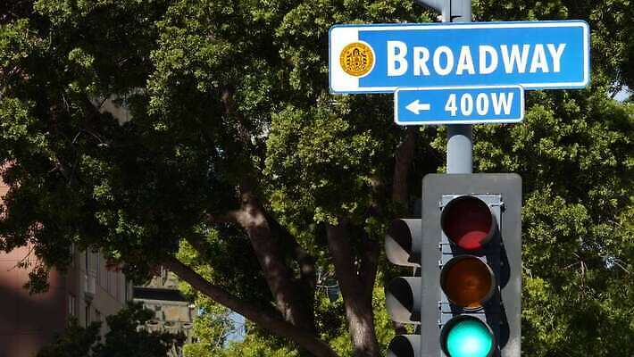 나무 배너 공공시설 길 컬러 건축양식 텍스트 교통시설 거리 간판 사람없음 단어 도시풍경 운전 기둥 도시 표지판 이름 도심 이름표 교차로 메인 캘리포니아 봉 규칙 타운 주소 타이틀 로스앤젤레스 길가 브로드웨이 산티아고 레터링 4K MP4 해외동영상 클립영상 식물 문자 건축 교통 모션 알림판 풍경 미국 시설 동영상 파일형식