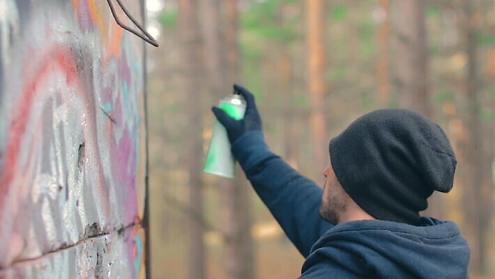 남자 벽 거리 한명 사람 청년 야외 페인트 손상 자유 도시 범죄 그래피티 그림 스프레이 화가 분무기 에어로졸 항의 MOV 해외동영상 클립영상 직업 1 컨셉 성인 낙서 동영상 파일형식