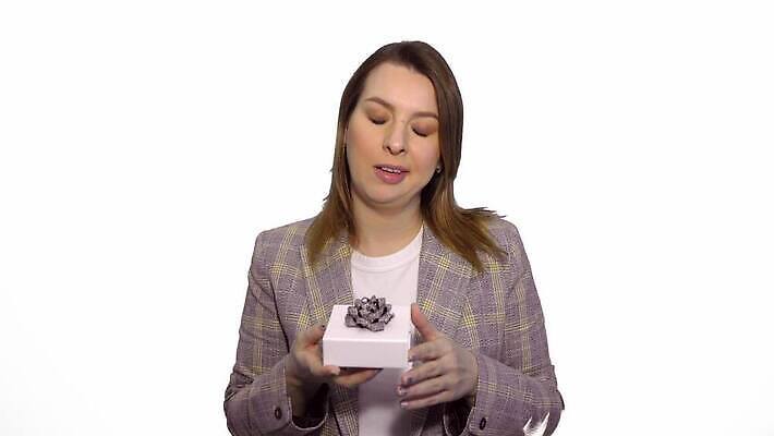 백인 손 응시 감정 백그라운드 휴가 손바닥 선물 한명 사람 상자 금발 놀람 분노 축하 표현 잡기 던지기 좌절 충격 보여주기 나쁜 고립 부정적 4K MOV 해외동영상 클립영상 서양인 1 헤어스타일 시선 컨셉 모션 표정 신체부위 동영상 파일형식