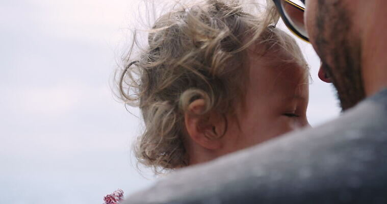 남자 딸 바다 가족 휴가 영국 함께함 웃음 야외 두명 부모 금발 마주보기 아빠 닫기 적재 서식스 4K MOV 해외동영상 클립영상 헤어스타일 유럽 컨셉 관계 모션 표정 사람 동영상 파일형식