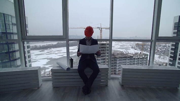 직업 1 디자인 응시 남자 산업 성공 노동자 아파트 주택 직장 실내 한명 사람 정장 성인 건물 독서 건설현장 잡기 업무 작업 비즈니스맨 엔지니어 플랫 계획 헬멧 건축가 디자이너 땅 집중 경영자 청사진 공학 책임자 4K MOV 해외동영상 클립영상 건축물 시선 옷 교육 컨셉 회사 비즈니스 모션 건설업 내부 직장인 기술자 보호장비 리더 동영상 파일형식