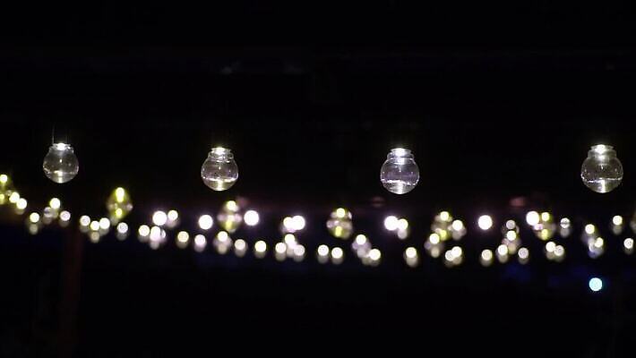 줄 결혼 전구 휴가 조명 주택 매달리기 사람없음 장식 빛 노란색 파티 축제 화환 황혼 모임 수확 등불 램프 축하 야간 저녁 오브젝트 잔치 보케 빛망울 광 뒤뜰 텅스텐 MOV 해외동영상 클립영상 자연요소 꽃 컬러 컨셉 농업 모션 이벤트 건물 일몰 원소 동영상 파일형식