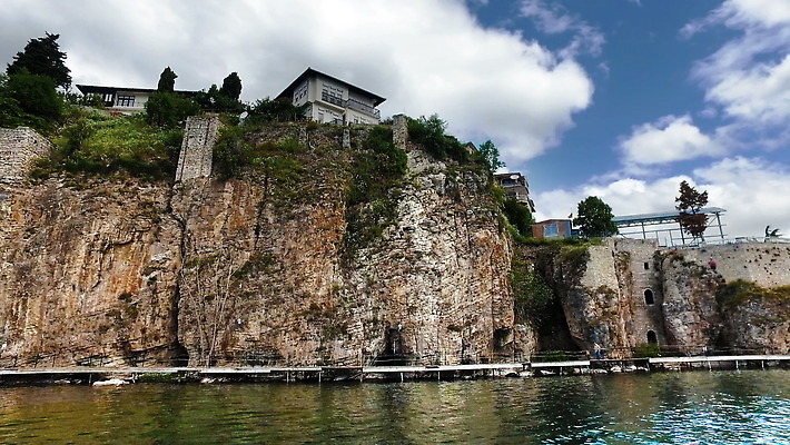 주간 계절 유럽 종교 호수 바다 컬러 여행 건축양식 자연 하늘 휴가 산 사람없음 야외 건물 물 파란색 교회 여행객 평화 침묵 도시 분위기 언덕 타운 스카이라인 마케도니아 옛날 4K MOV 해외동영상 클립영상 자연요소 건축물 건축 나라 컨셉 종교건축 사람 소리 생태계 동영상 파일형식 남유럽