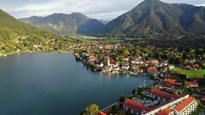 나무 유럽 호수 여행 자연 하늘 산 독일 파노라마 사람없음 야외 물 파란색 관광지 교회 마을 보트 언덕 장면 타운 바이에른 바이에른사람 산맥 4K MOV 해외동영상 클립영상 자연요소 식물 나라 컬러 배_교통 종교건축 촬영기법 건물 도시 생태계 동영상 파일형식