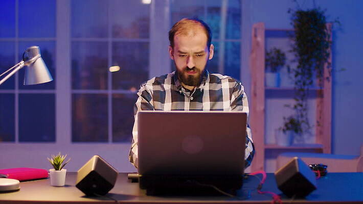 백인 1 라이프스타일 남자 인터넷 통신 수염 아파트 주택 기술 실내 사람 앉기 성인 노트북 빛 방 관찰 타이핑 업무 야간 무선전화기 집중 책상 바쁨 업무과다 온라인 리빙 빛망울 소프트웨어 심각 프리랜서 4K MOV 해외동영상 클립영상 자연요소 서양인 직업 가구 컨셉 모션 내부 건물 생활 전자제품 작업 전화기 동영상 파일형식