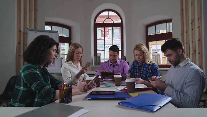 직업 인터넷 비즈니스 사업가 성공 모바일 세포 사람 앉기 여러명 20대 내부 스마트폰 핸드폰 사무실 유행 방 업무 비즈니스맨 비즈니스우먼 서핑 그룹 메시지 무선전화기 스마트 동료 직원 5 채팅 힙스터 밀레니얼 4G 4K MOV 해외동영상 클립영상 여자 패션 남자 다수 컨셉 관계 모션 IT 청년 경제 전자제품 스마트기기 숫자 수상스포츠 작업 직장인 전화기 동영상 파일형식