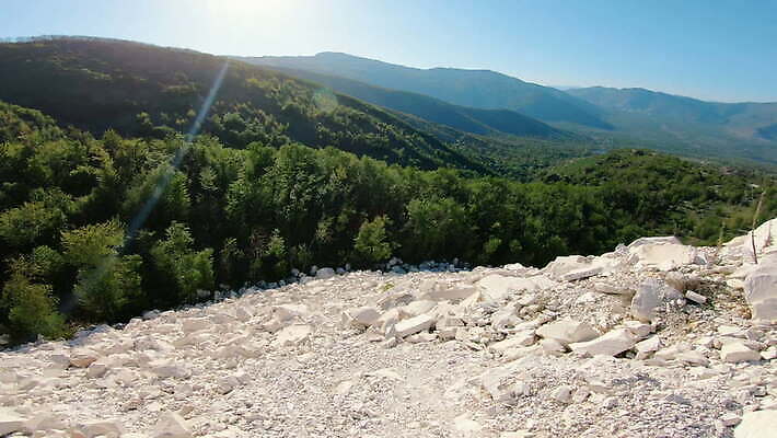 나무 산업 지구 건조 사람없음 갈색 환경 기계 장비 트럭 화물 흰색 소나무 업무 거친 오염 파편 숲 부식 생태계 대리석 먼지 무거움 낭비 울퉁불퉁 재앙 채석 화강암 4K MOV 해외동영상 클립영상 식물 컬러 컨셉 재료 자동차 운송업 암석 작업 무게 동영상 파일형식