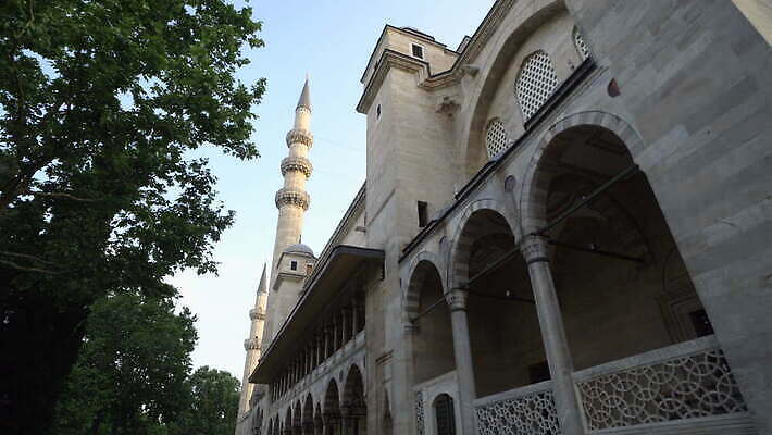 전통 외관 유럽 종교 문화 여행 건축양식 이스탄불 파노라마 사람없음 건물 파란색 탑 도시 사찰 큼 이슬람교 모스크 시력 각도 신성 동쪽 스카이라인 칠면조 천연기념물 랜드마크 숭배 아랍어 옛날 제국 콘스탄티노플 4K MOV 튀르키예 해외동영상 클립영상 건축물 건축 나라 아시아 컬러 종교건축 조류 촬영기법 크기 방향 동영상 파일형식